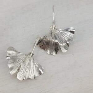 GORGEOUS GINKGO SUPIMA LEAF DANGLING HANDMADE EARRINGS IN STERLING SILVER METAL